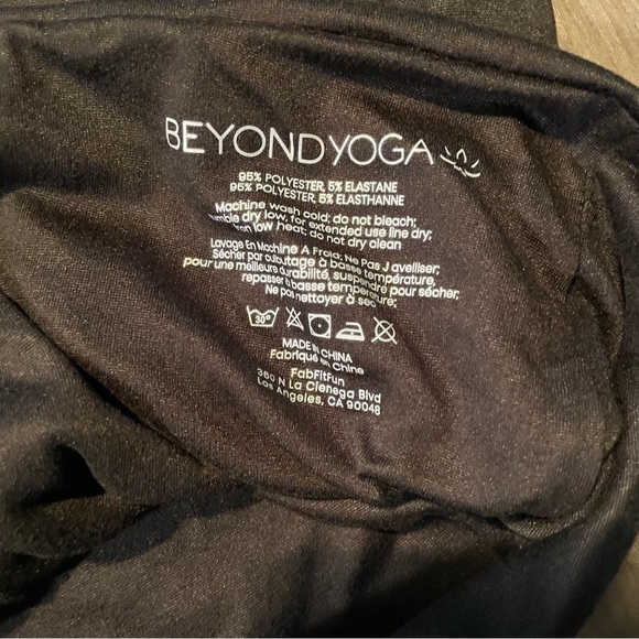 💥 3/$15 💥 Beyond Yoga hidden pocket infinity scarf NWT - Picture 5 of 10